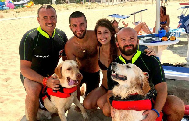 На празднике в Италии собаки спасли восемь человек в море