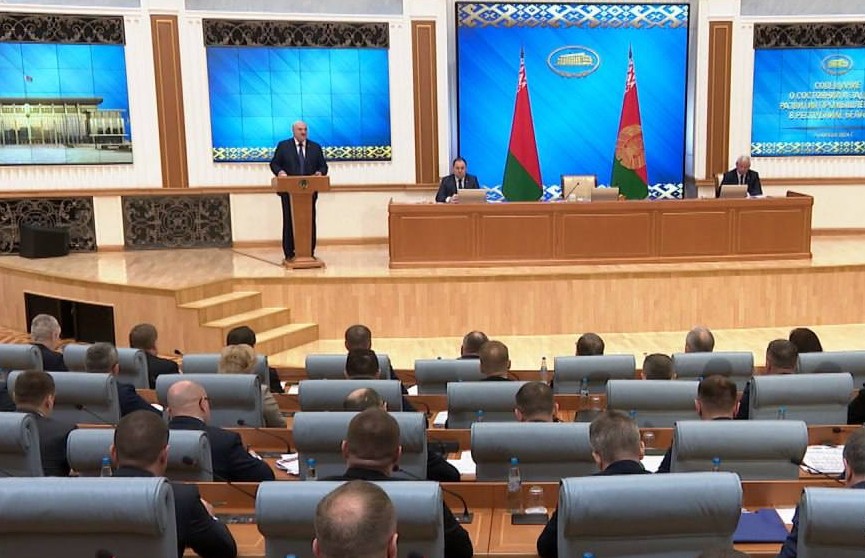 Александр Лукашенко заявил о необходимости глубокой модернизации промышленных гигантов Беларуси
