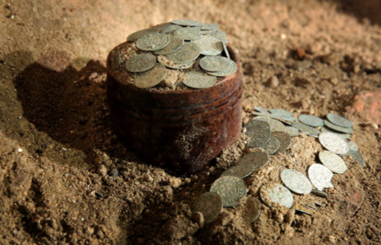 Клад из 10 тысяч древних монет нашли строители в Кракове