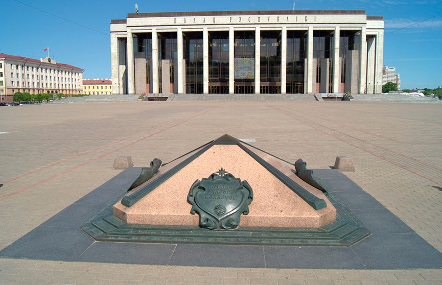 Остановки возле метро "Октябрьская" и Дворца спорта закроют в Минске