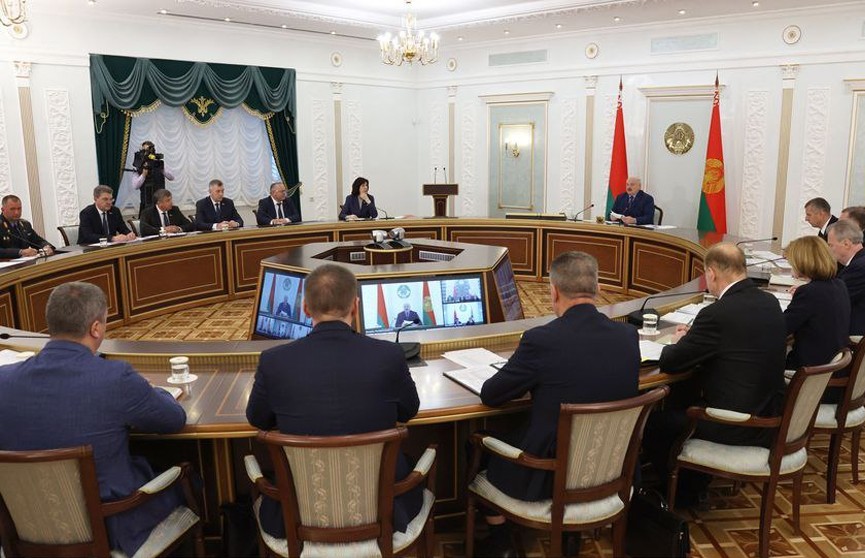 Александр Лукашенко проводит расширенное селекторное совещание с Администрацией Президента, Правительством и губернаторами