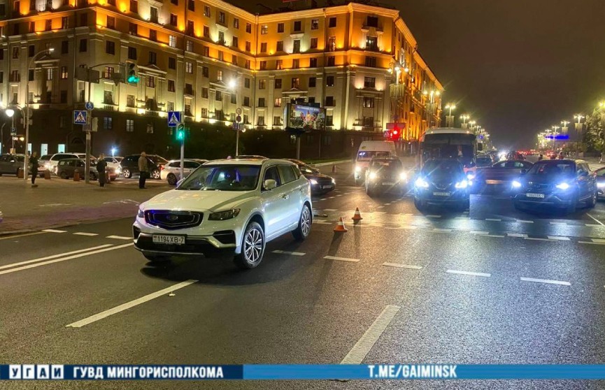 На проспекте Независимости в Минске водитель иномарки не уступил дорогу пешеходу