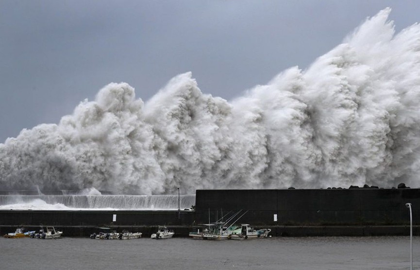 Тайфун «Джеби» продолжает бушевать в Японии, сотни пострадавших