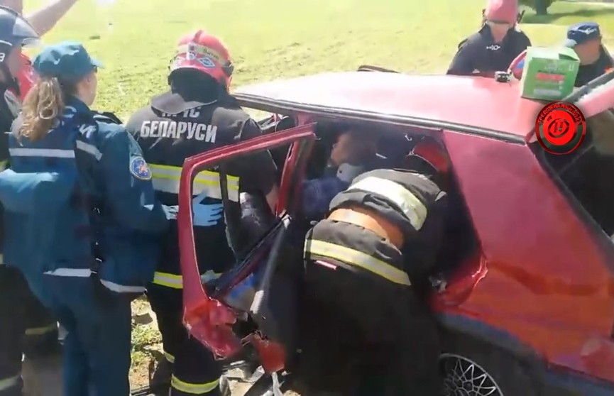 Столкнулись два Volkswagen: четверых участников ДТП из машин доставали спасатели