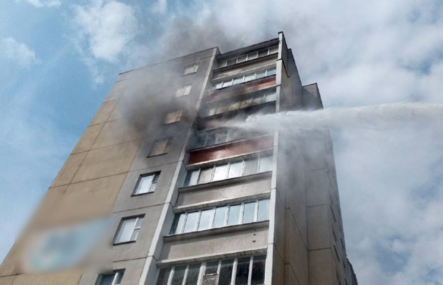 При пожаре в многоэтажке Минска удалось спасти мать и её маленькую дочь (Видео)