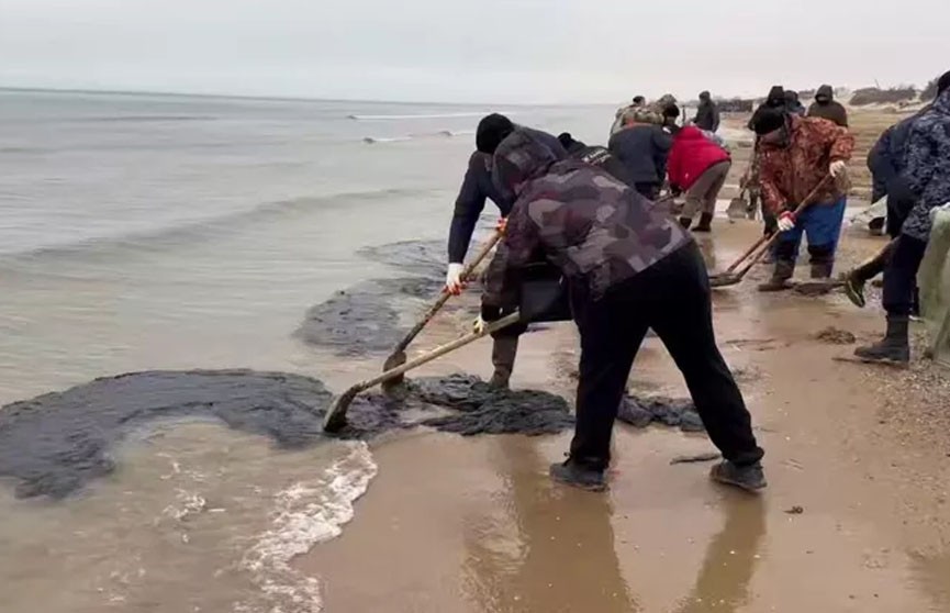 Самая сложная обстановка с разливом мазута сложилась в порту Тамани – глава МЧС России