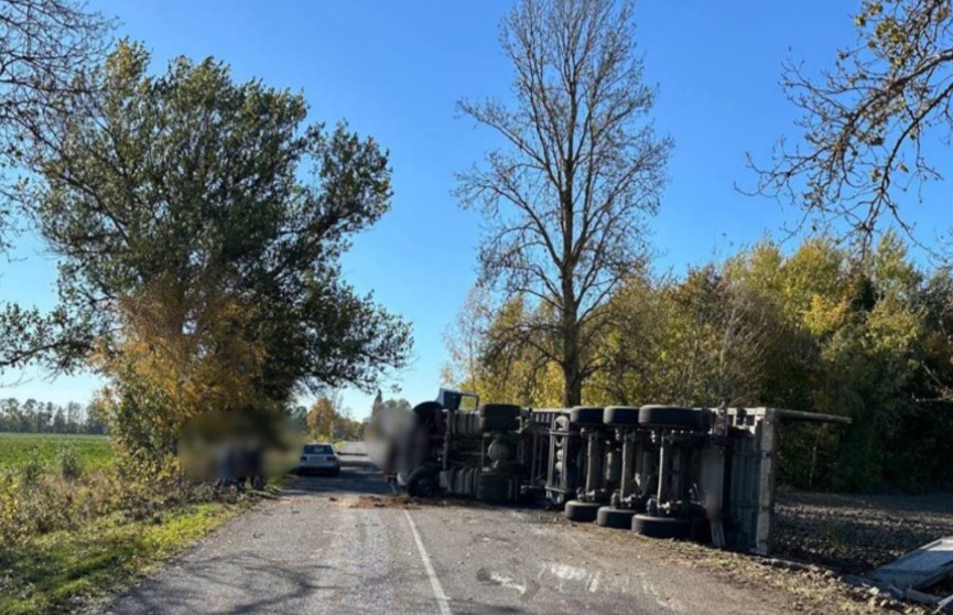 Пьяный водитель фуры вылетел в кювет и перевернулся под Жабинкой