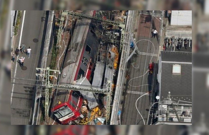 Поезд сошёл с рельсов после столкновения с грузовиком в Японии