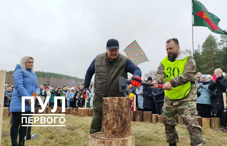 Александр Лукашенко посещает чемпионат по колке дров среди журналистов