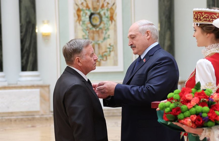«Вас объединяет судьба нашей родной Беларуси».  Лукашенко вручил госнаграды