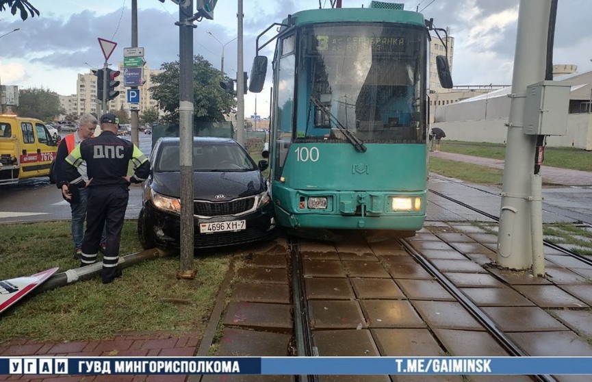 Автоледи проигнорировала запрещающий сигнал светофора и столкнулась с трамваем