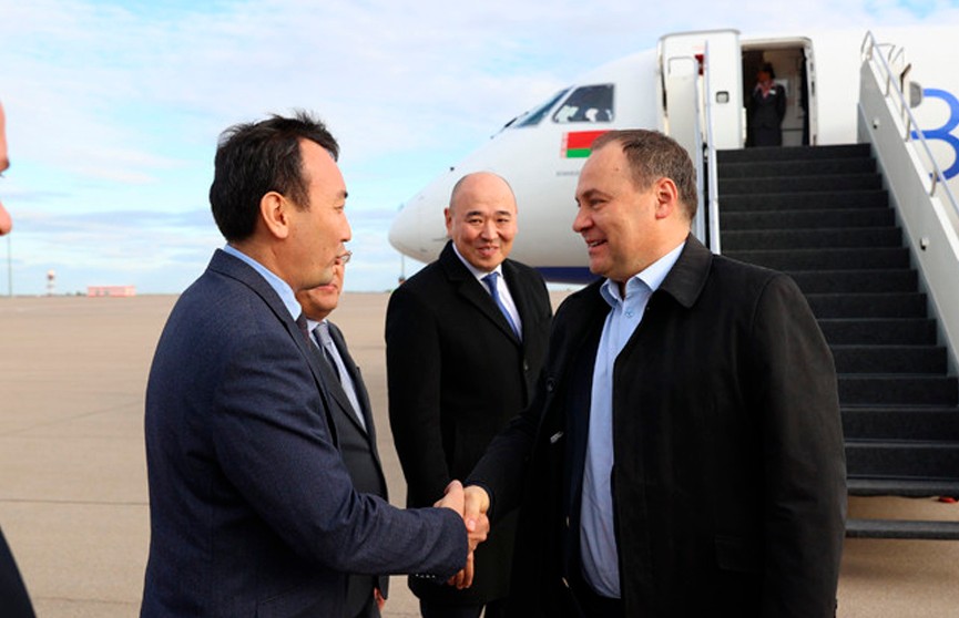 Премьер-министр Беларуси прилетел в Казахстан