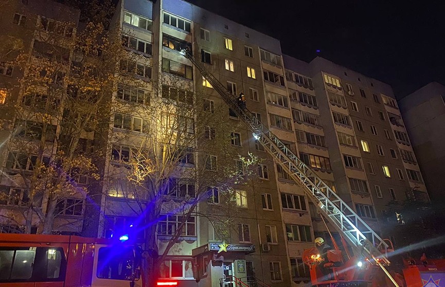 Работники МЧС спасли трех человек на пожаре в Минске
