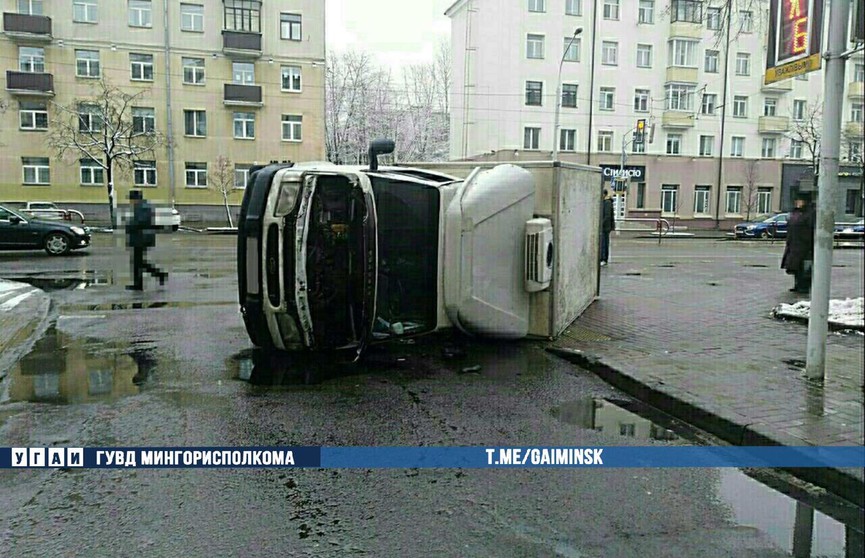 ДТП в Минске: грузовик перевернулся на Долгобродской