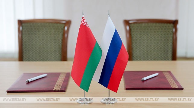 В Сети появились фото стола, за которым будут общаться Лукашенко и Путин