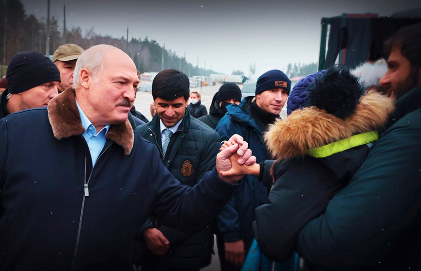 «Руководство в Польше обезумело»: зачем Президент Лукашенко лично приезжал к беженцам?