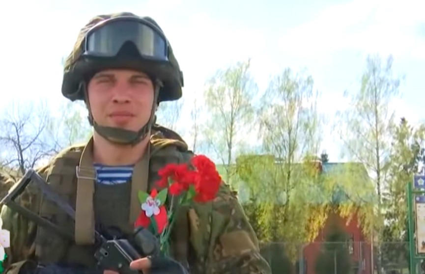Витебские десантники поздравили белорусов с Днем Победы