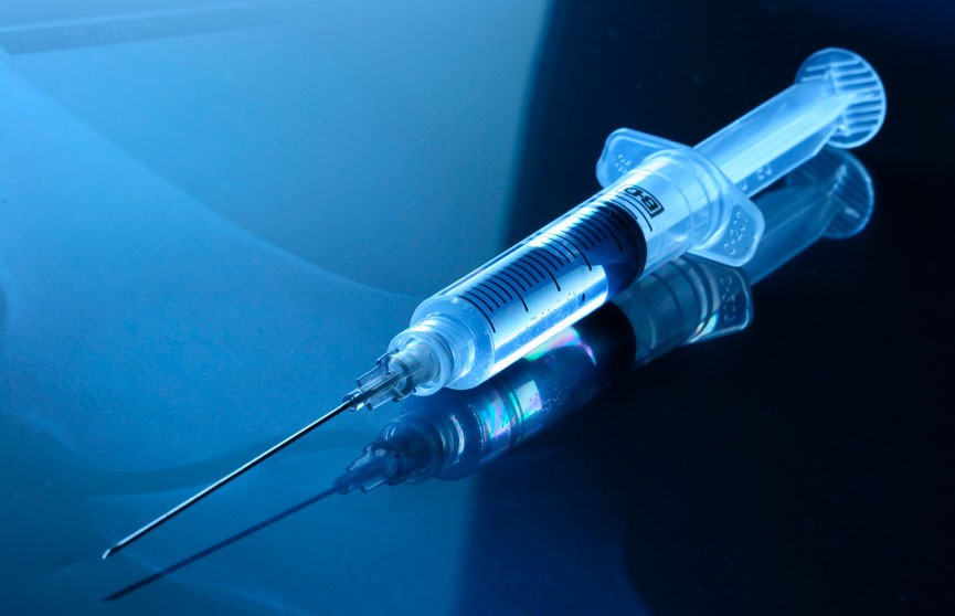 Европейский регулятор назвал побочные эффекты от применения популярных противоковидных вакцин