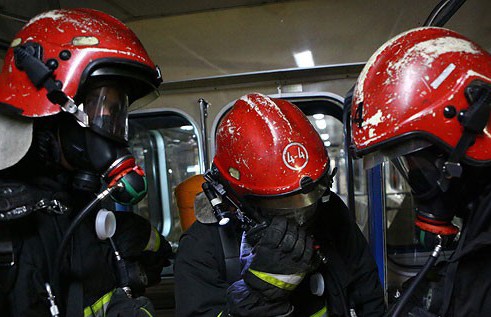 Пожар произошел в одном из общежитий Новополоцка. Проживающий там сотрудник МЧС спас жизнь пенсионеру