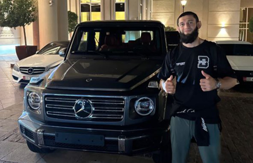 Кадыров подарил победителю турнира UFC 294 Хамзату Чимаеву Mercedes-Benz