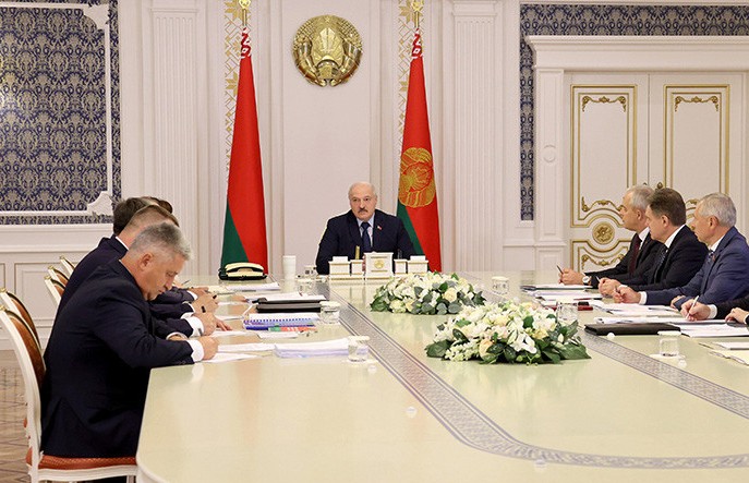 Лукашенко пожалел, что не рискнул при принятии Конституции предложить людям избирать Президента на ВНС
