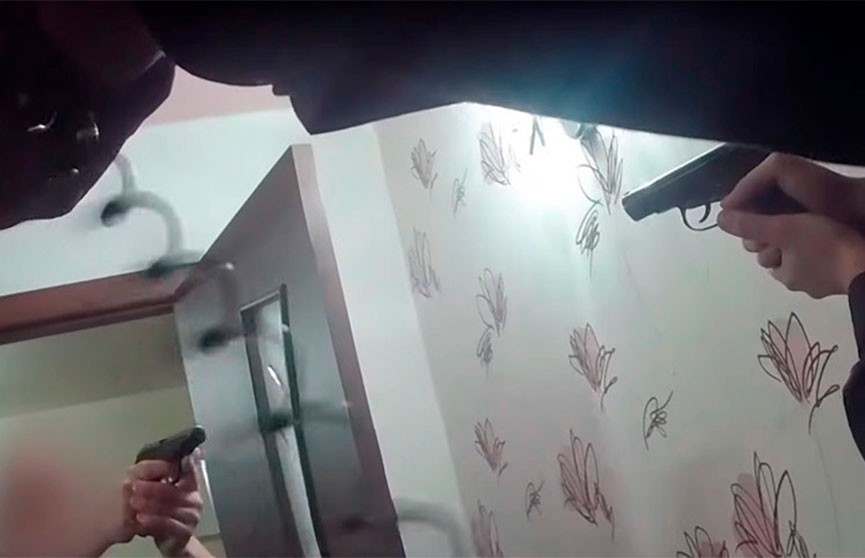 Пьяный мужчина угрожал милиционерам пистолетом в Солигорске