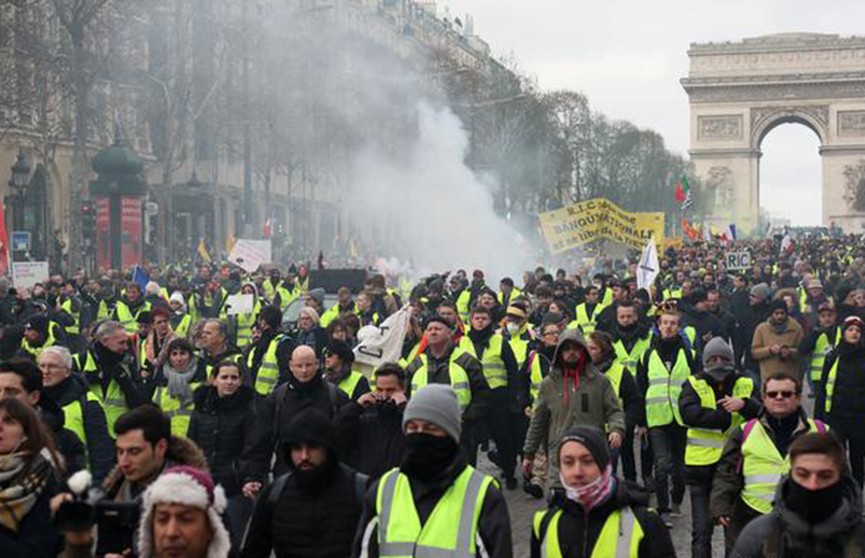 Слезоточивый газ и резиновые пули: 13-я акция «жёлтых жилетов» прошла в Париже