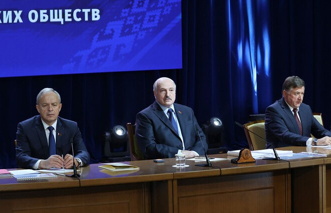 Лукашенко: нужно отходить от ресторанных изысков, люди хотят смаженку, драников