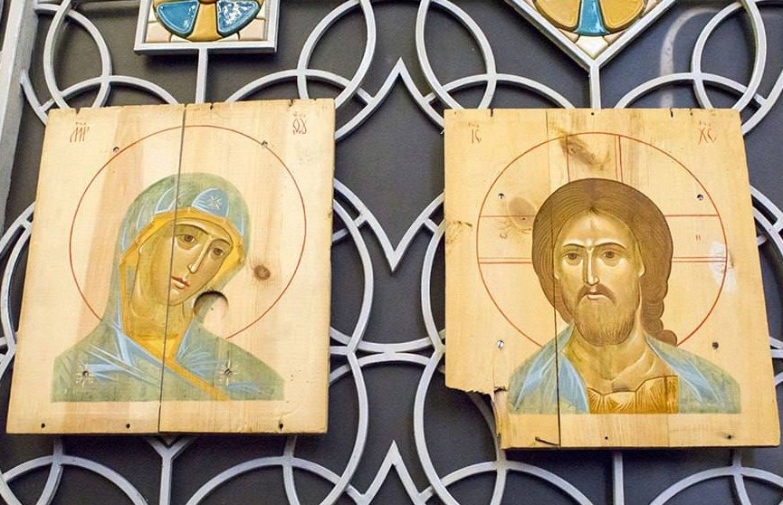В православной святыне Киева организовали выставку «икон», написанных на ящиках от патронов