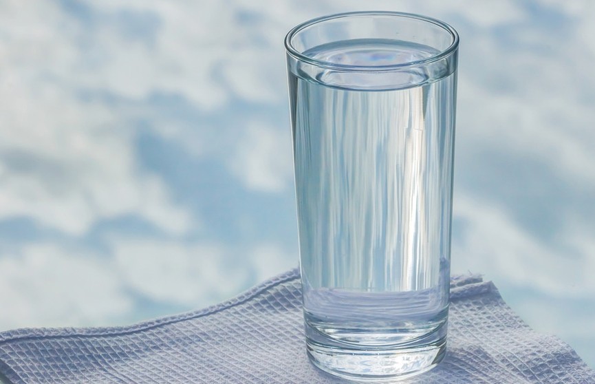 Диетолог опровергла устоявшийся миф об употреблении двух литров воды в день