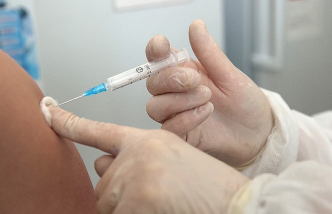 COVID-19 в Беларуси: вакцинация снижает число госпитализированных. Как работают выездные поликлиники?