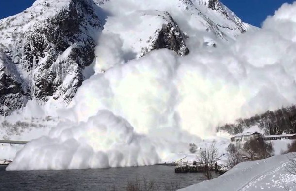 Лавина сошла на горнолыжном курорте в Швейцарии