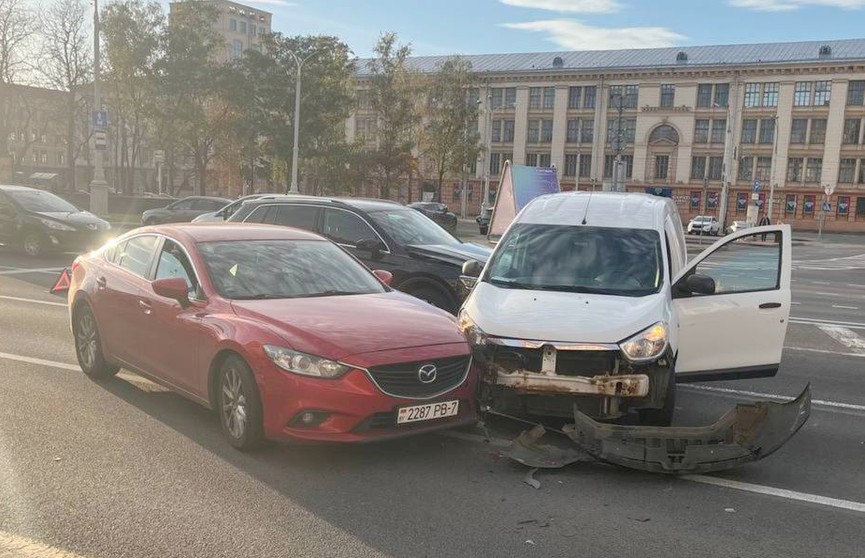 На проспекте Независимости в Минске столкнулись три автомобиля