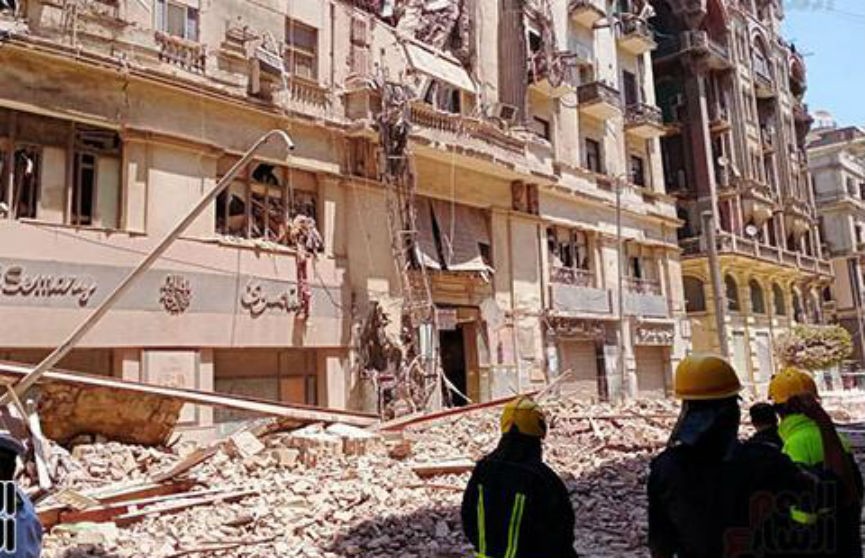 Обрушение здания в Каире: из-под завалов спасли 18 человек