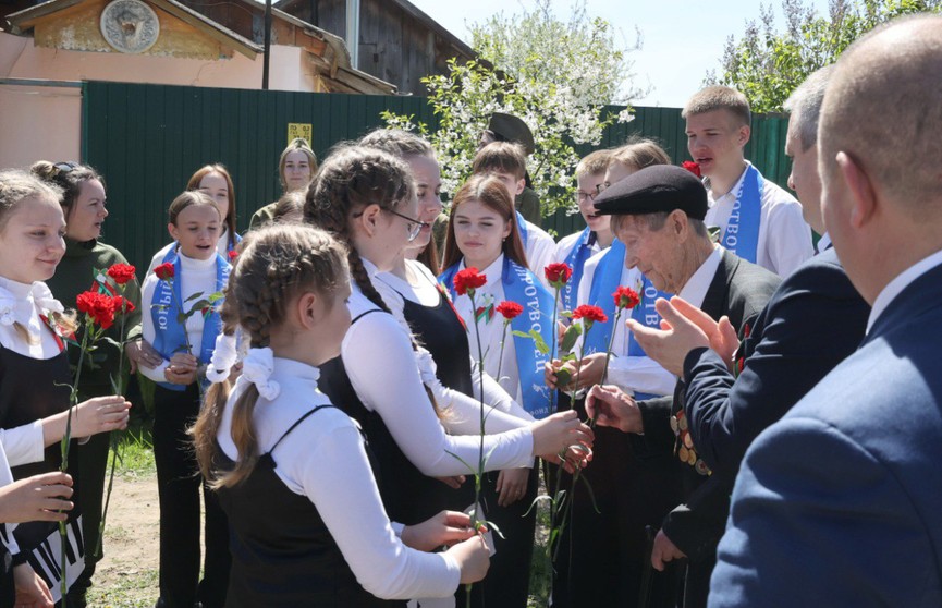 Чествование ветеранов, возложение цветов и масштабные автопробеги: Беларусь в преддверии 9 Мая
