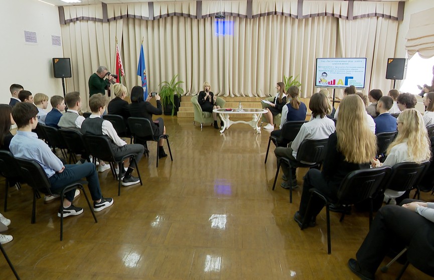 «101 вопрос взрослому!»: сенатор Татьяна Рунец провела открытый диалог с учащимися столичной гимназии