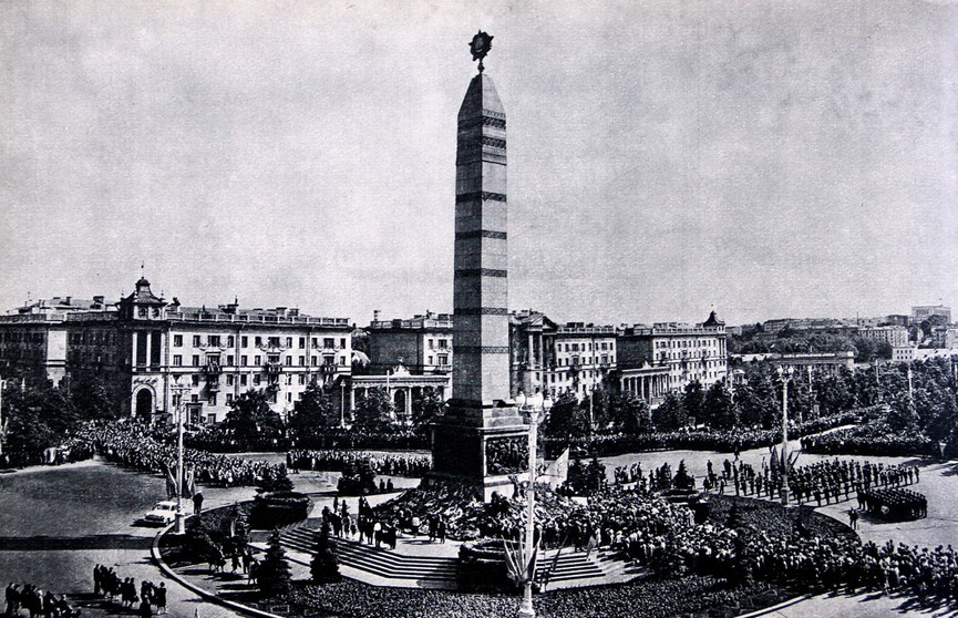 Монумент на площади Победы: история создания и современный вид
