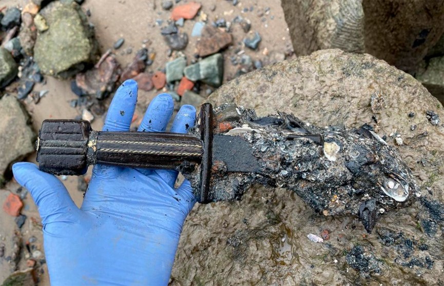 Женщина в грязи на берегу Темзы отыскала меч XVI века