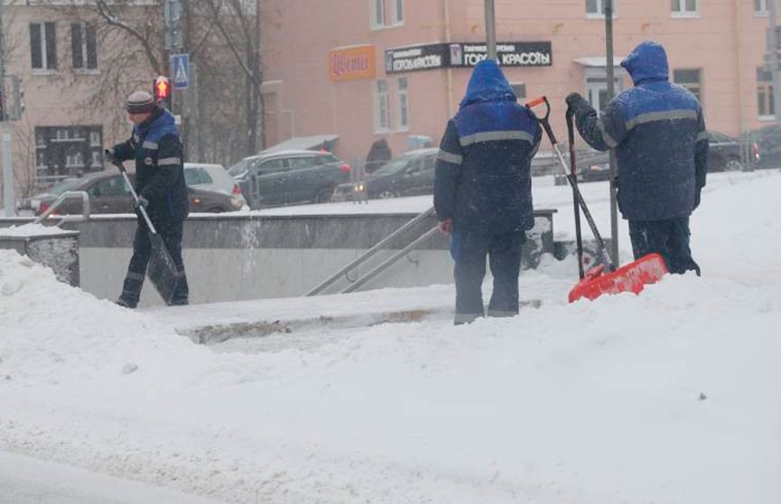 Более 1,5 тыс. коммунальщиков заняты на уборке снега в Минске