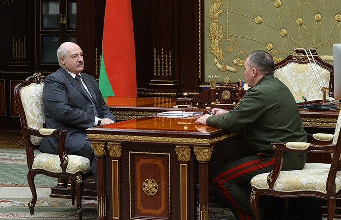Лукашенко принял с докладом министра обороны