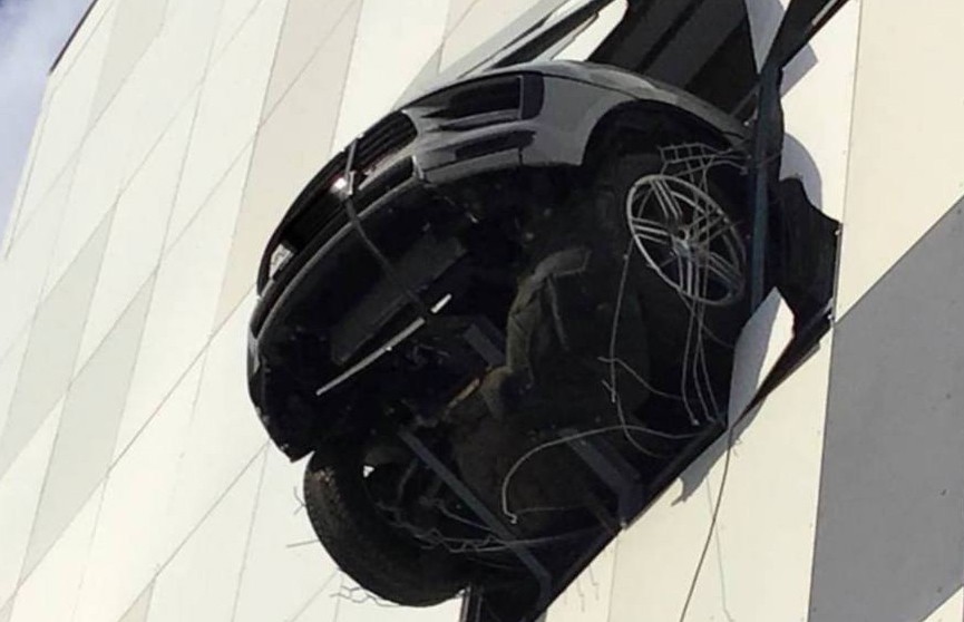 В Москве Porsche российского хоккеиста пробил стену паркинга. Передняя часть автомобиля повисла в воздухе на высоте третьего этажа