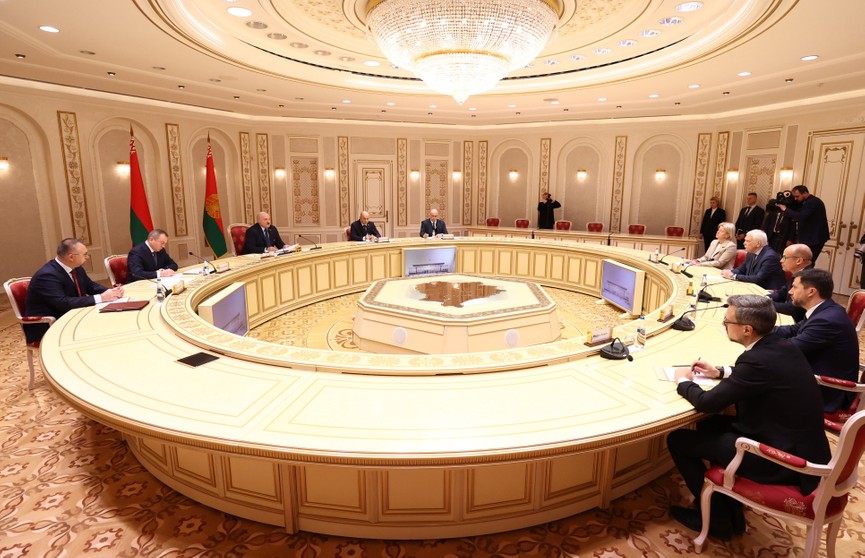 «Мы все можем, но нам надо время. Деньги не главное!» Лукашенко провел встречу с главой Удмуртской Республики