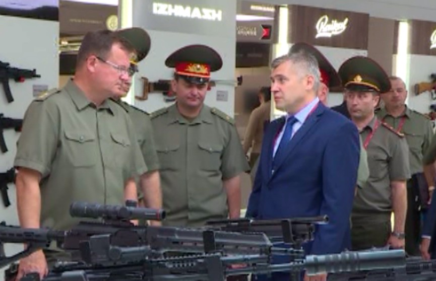 Министр обороны Беларуси посетил выставку вооружения и военной техники «Армия-2018» в Московской области