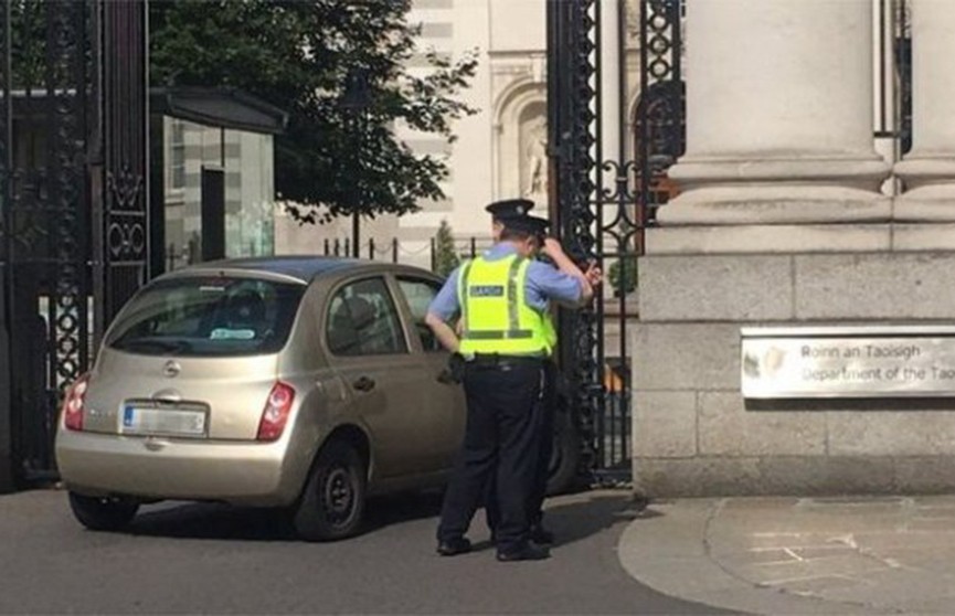 Женщина протаранила ворота здания правительства в Дублине (Фото)