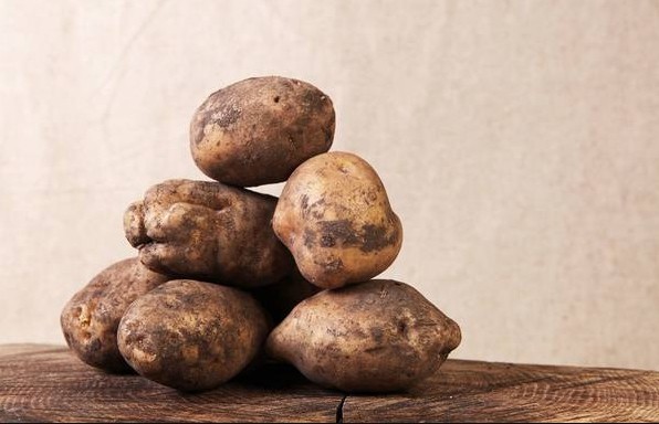 Чем опасен старый картофель, рассказал врач