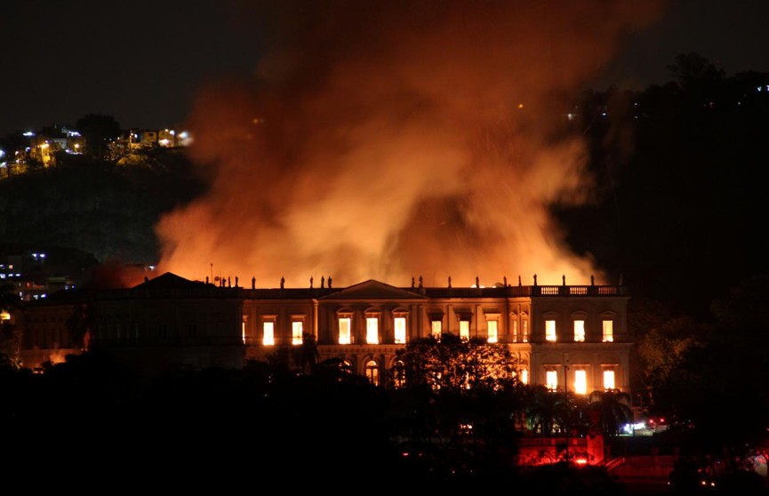 Крупный пожар в историческом музее Бразилии: уничтожены десятки тысяч ценных экспонатов