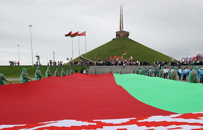 Тысячи белорусов собрались у Кургана Славы на День Независимости. История монумента, который стал священным для каждого из нас