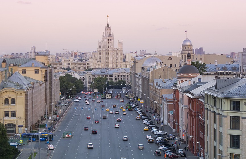 В Москве на пересечении двух улиц обвалился грунт