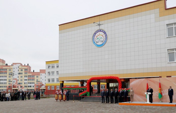 Лукашенко на открытии новой школы в Бобруйске: Старались завершить работы к 1 сентября, ведь дорога ложка к обеду