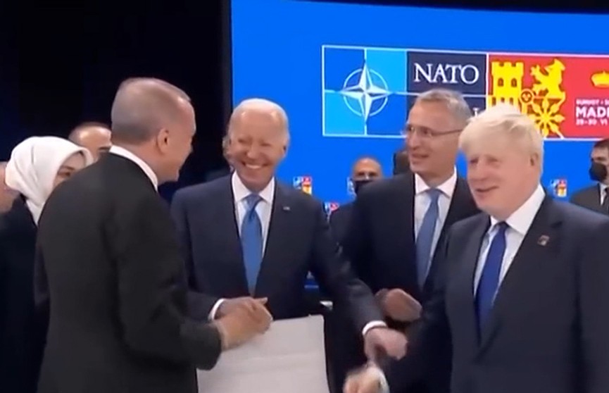 Кулуары саммита НАТО: неловкая ситуация с Борисом Джонсоном, конфуз Джо Байдена